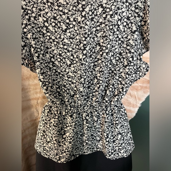 3/$15 🏷️ Floral Monteau peplum top with double ruffle sleeves - Picture 3 of 5